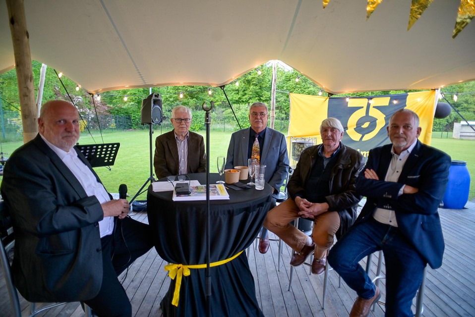 Voorzitter Kris De Clippeleir (l) met zijn voorgangers Jef Rombouts, Jan De Veuster en Theo Marynissen aan de ‘interviewtafel’ met in in hun midden clubmedewerker Louis De Ryck, die de prachtige nostlagische Simikos-krantjes samenstelde.