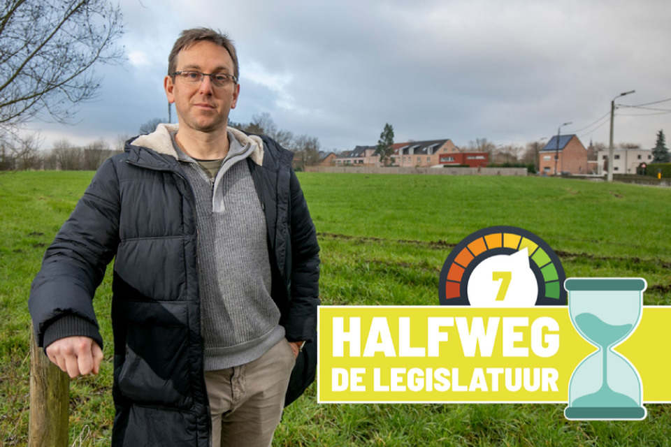 Burgemeester Kristof Sels in de Leliestraat, waar een vrijetijdssite gerealiseerd wordt.