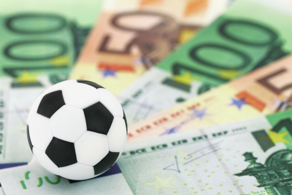 Het geld in het amateurvoetbal wordt nog stevig uitgedeeld. Liefst 93 procent geeft aan zijn spelers te betalen.