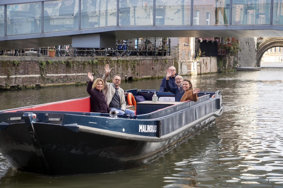 Schepenen Greet Geypen en Vicky Vanmarcke proberen de bootshuttle samen met handelsvoorzitter Geert Milis al eens uit. 