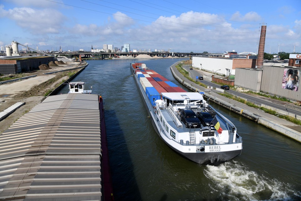 Voortaan kunnen binnenschepen tot vier containers hoog stapelen door de nieuwe, hogere brug van ’t Sportpaleis.