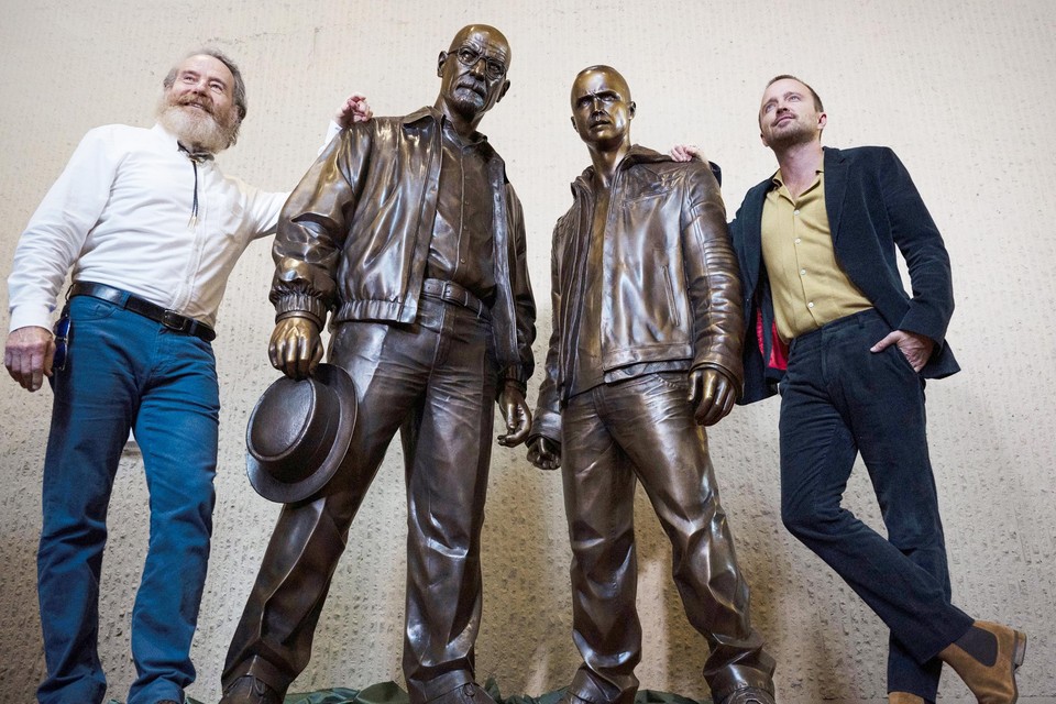 Bryan ‘Walter White’ en Aaron ‘Jesse Pinkman’ Paul bij hun standbeelden in Albuquerque. 