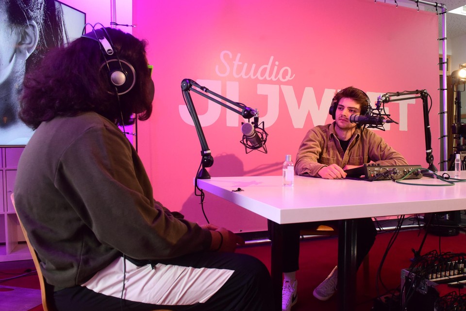 Nathan Naenen interviewt S., die in Studio JijWeet Plantenman wordt genoemd.