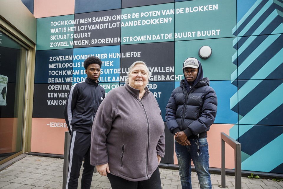 Het stadsgedicht werd tegen de gevel van BLOC 2030 geschilderd. Gerda en hiphoppers Goldie en David zijn fan.
