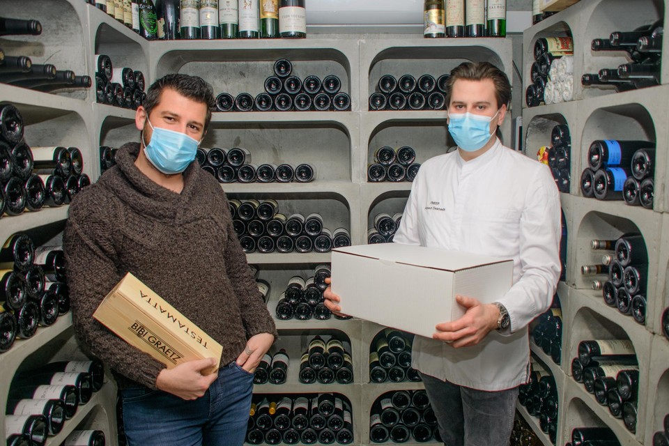 Gianluca (links) en Arnout serveren een negengangenmenu met aangepaste topwijnen.