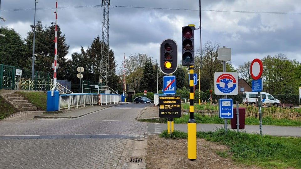 Tijdelijke verkeerslichten regelen het verkeer aan sluis 5. De Sluisvijfbaan is dé omleidingsweg voor wie Sint-Job wil bereiken.