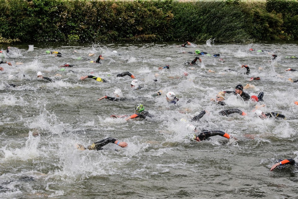 Een beeld van het zwemmen tijdens het BK sprinttriatlon in Viersel dat vorig jaar door KTT werd georganiseerd.