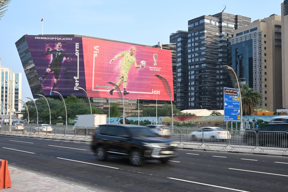 Gigantische posters van Thibaut Courtois en Keylor Navas in Doha, de hoofdstad van Qatar.  