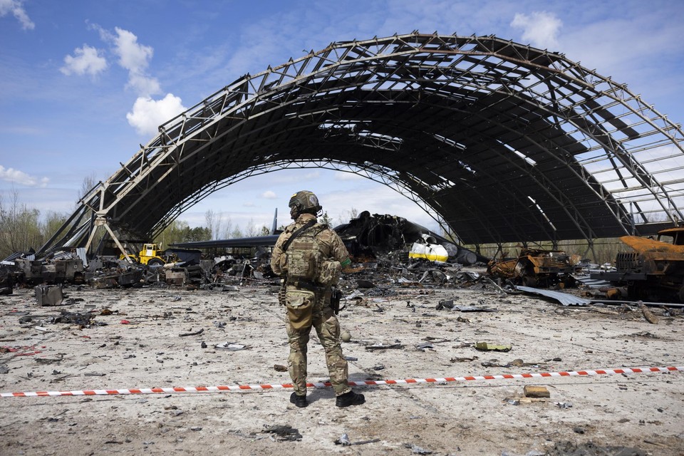 Een Oekraïense soldaat op de vliegbasis van Hostomel 
