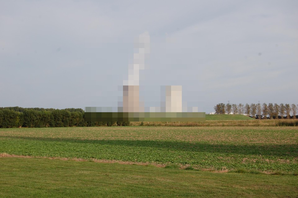 Zo zullen de koeltorens van de kerncentrale in Doel er op beeld vanaf vrijdag moeten uitzien: geblurd. 
