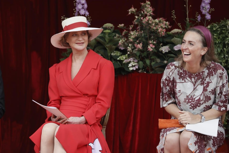 Prinses Delphine (links) met een hoed van Cornelia 