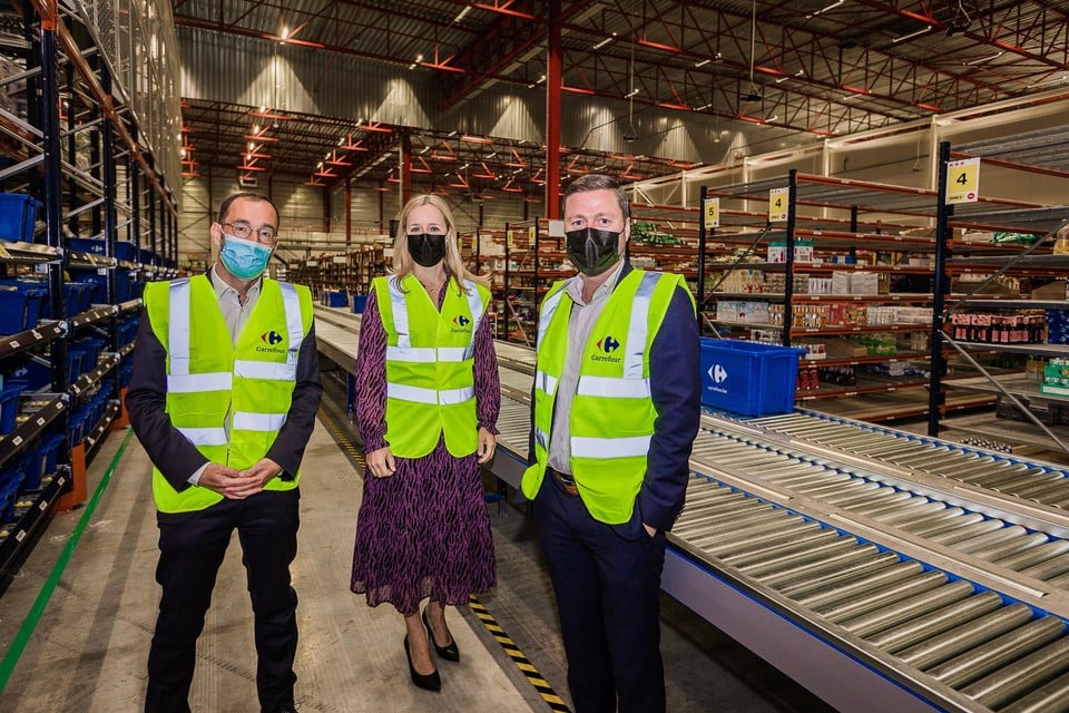 Staatssecretaris Eva De Bleeker samen met de CEO van Carrefour François-Melchior de Polignac en e-commerce directeur Jan Pollier.