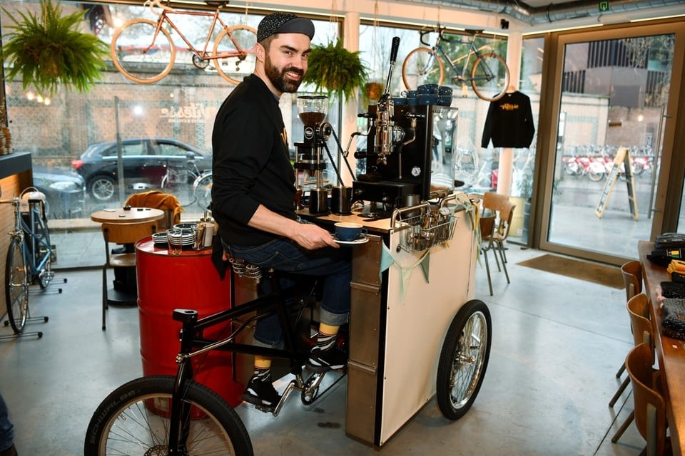 Didi Sas alias Smiling Barista met zijn Velopresso, de allereerste mobiele koffiebar die op trapkracht bonen maalt. 