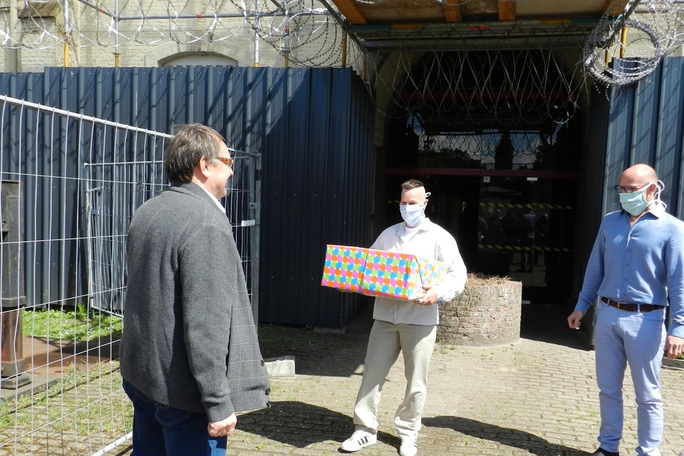 Een gedetineerde overhandigt in mei vijfhonderd mondmaskers aan de gemeente Merksplas. 
