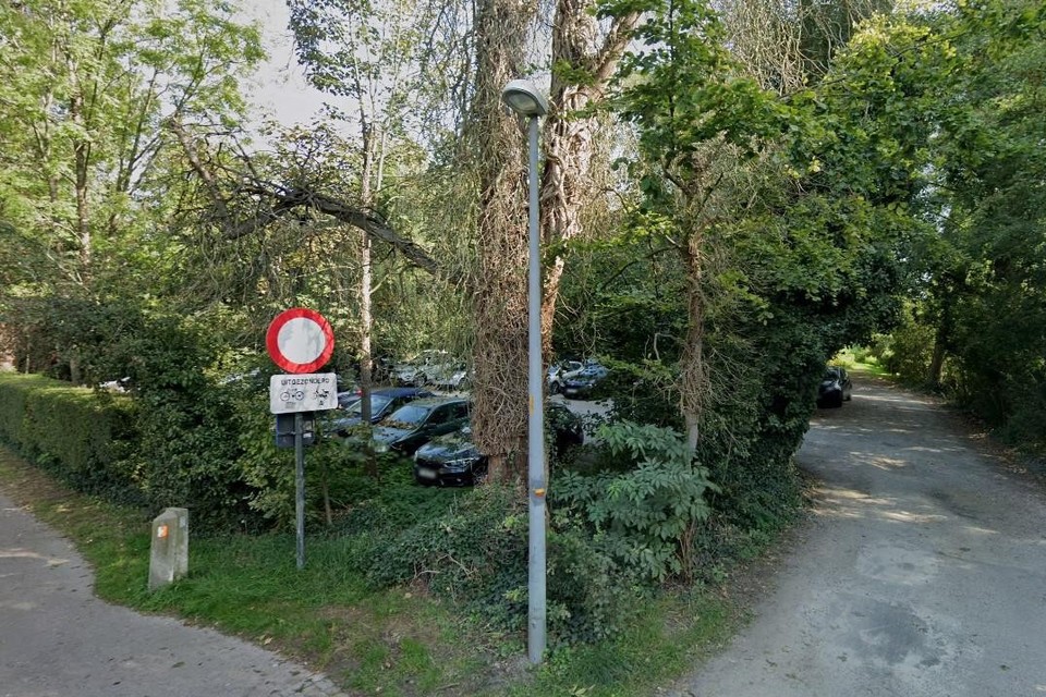 De parkeerplaatsen achter de Nete.