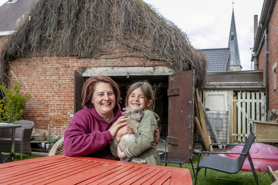 Niki Geentjens met jongste dochter Luca (6) op het gazonterras voor de oude schuur. Voor koffie en konijn moet je bij Casa Chiara zijn.