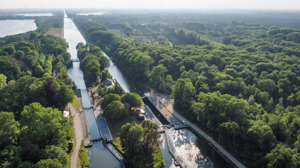 Het huis van Bert en Matty staat op een langwerpig eiland in het Kanaal Bocholt-Herentals.