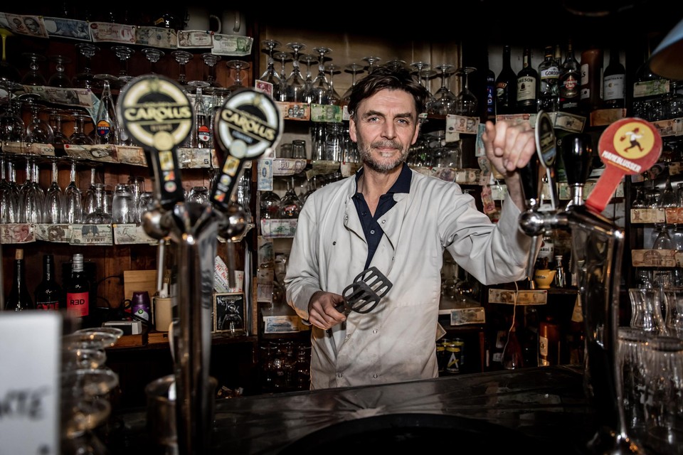 Zaakvoerder Jan Dellaert achter de tapkraan van café Zennegat 13.