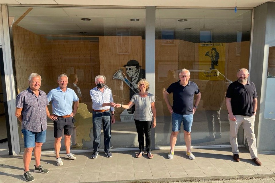 Machteld Ledegen overhandigt de sleutel aan de stoetvereniging.