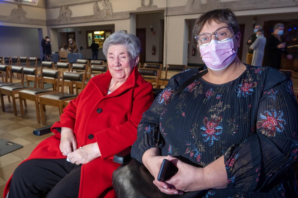 Tine Olyslaegers (55) and her mother Irene van den Bos. 