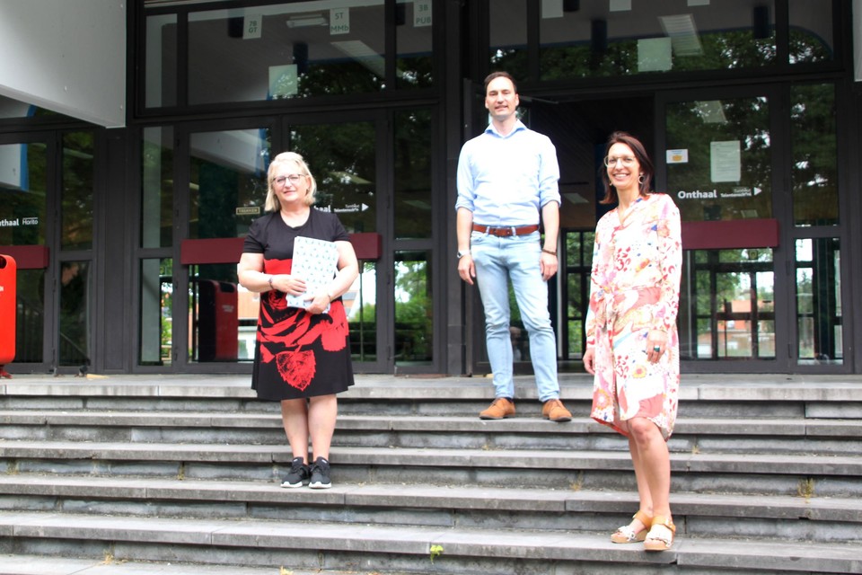 GOK-coördinator van Talentenschool Turnhout Nancy Van Hoof en directeur Wesley Wouters krijgen van schepen Kelly Verheyen 11.900 euro om de betrokkenheid van ouders met de Talentenschool te vergroten.