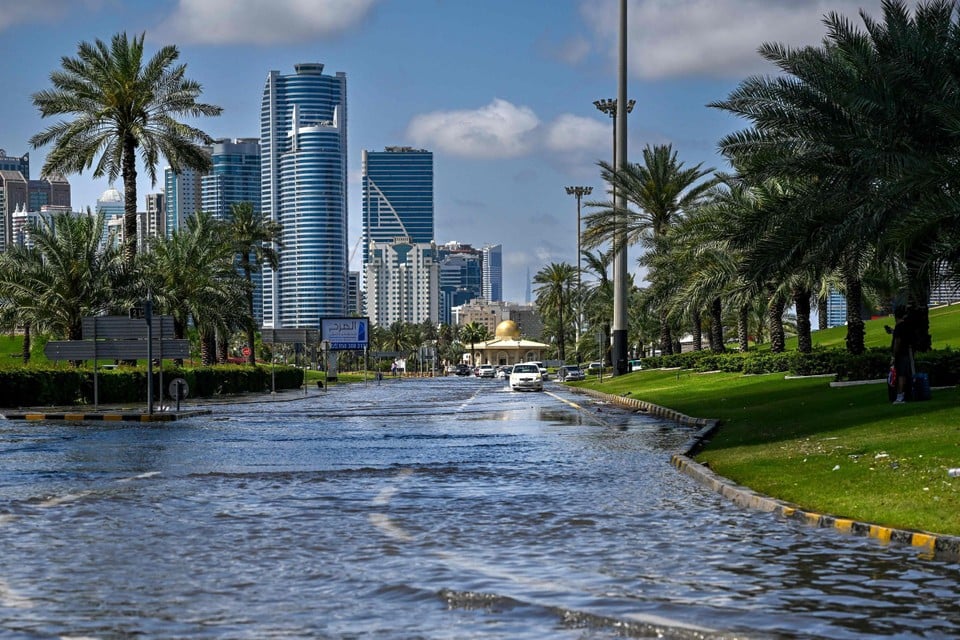 Afgelopen dagen was er hevige regenval in de Verenigde Arabische Emiraten (VAE). Straten, woningen en winkelcentra zijn ondergelopen.