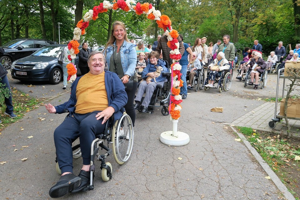 Schepen Kelly Joris voert de groep wandelaars in rolstoel aan. 