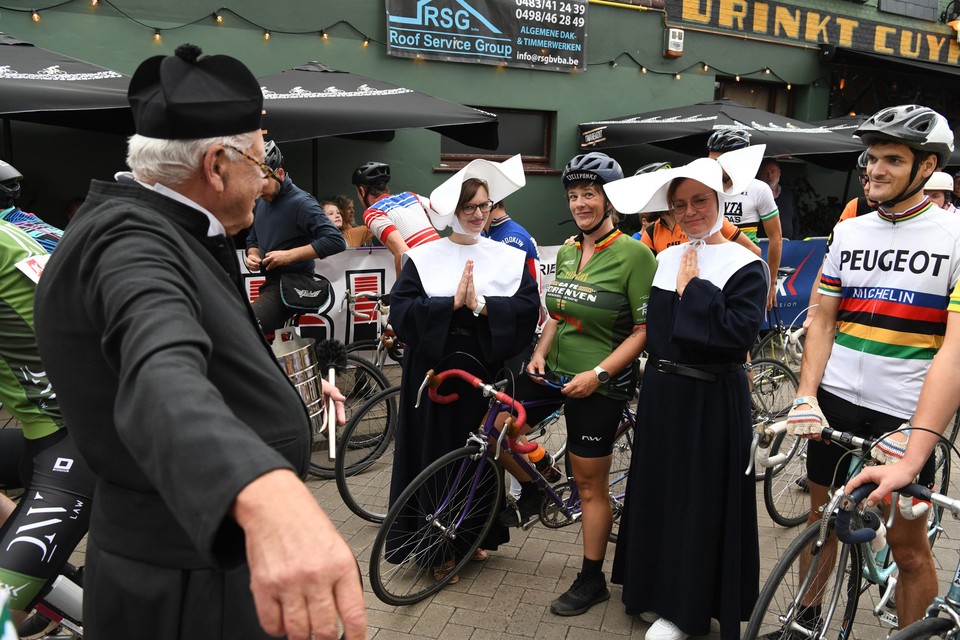 Weinig hedendaagse koersen kunnen tippen aan het spektakel bij de start van de Retrokoers.