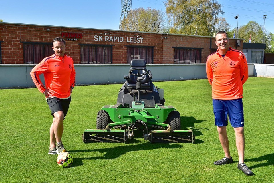 Kris Slachmuylders en Kristof Verschuren onderhouden de grasmat bij SK Leest, maar aan voetballen zijn ze nog niet toe. 