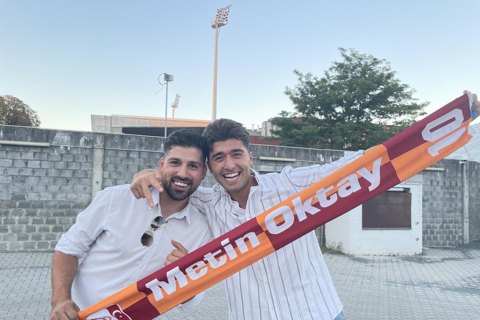Ali en Hakan poseren trots met een sjaal van Galatasaray. 