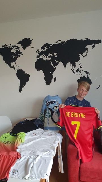 Korneel Hendrickx koestert thuis in Beerse als grote Manchester City-fan het unieke t-shirt van De Bruyne. 