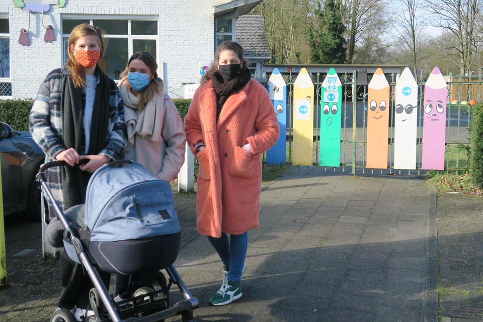 Drie verdrietige mama’s bij de bijna geslote schoolpoort van Hertebos: Sofie Vermeyen, Caroline Opdebeeck en Stephanie Abraham.
