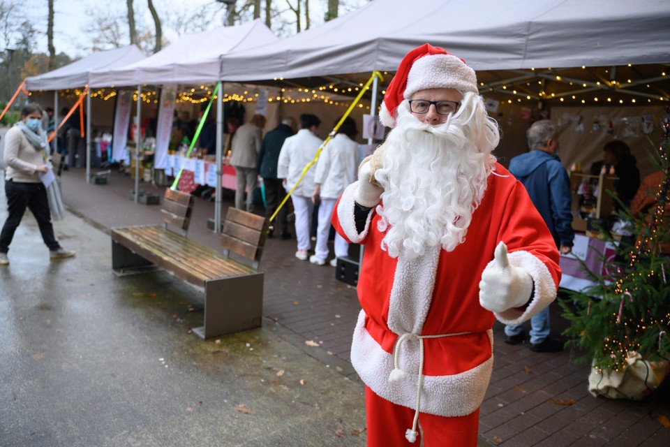 De kerstman zamelde centen in voor het Kinderkankerfonds. 