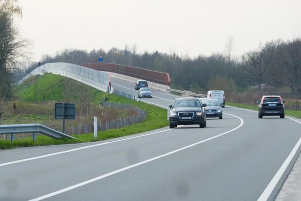 In opdracht van het Agentschap Wegen en Verkeer worden er herstellingen uitgevoerd aan een vangrail op de R6 vlak voor de afrit naar de Mechelsesteenweg.