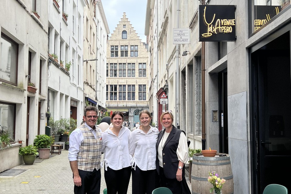 Werner, Céline, Florence en Els opende een jaar geleden hun aperobar in de Haarstraat.