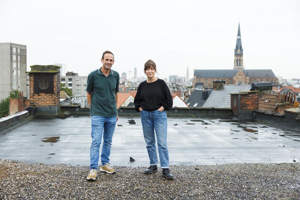 Adjunct-directeur Bjorn Van Camp en directeur Inge Schuurmans van Ligo op het dak van het voormalige Antwerps Stockhuis, met zicht op de Sint-Amanduskerk.