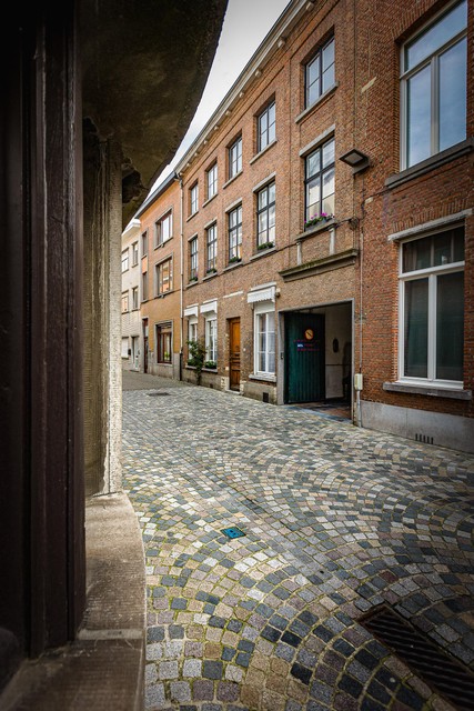 De poort van dit herenhuis in de Lange Ridderstraat leidt naar de tuin met de stadsboerderij. 