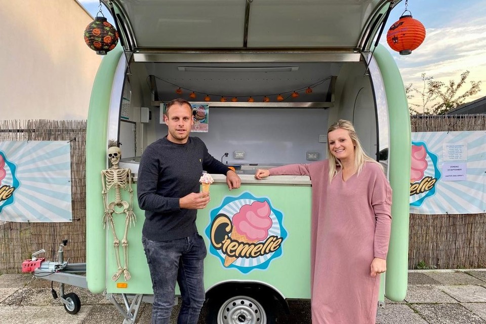 Broer Wouter en zus Emelie Vosters van ijskraam Cremelie organiseren samen een Halloweentocht ter ere van hun overleden broer Michiel.