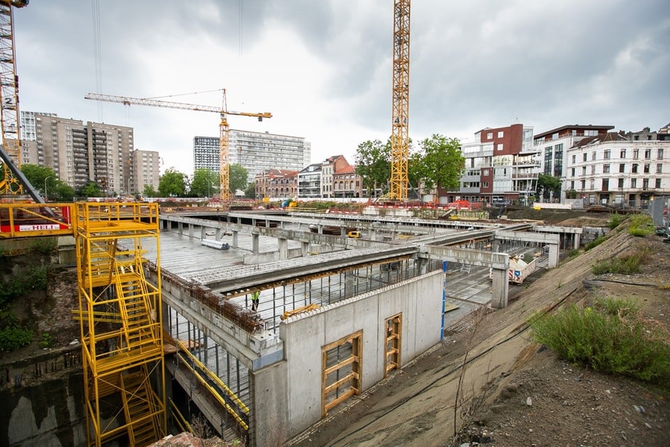 De maandenlange stilstand van de werken aan de parking aan de Gedempte Zuiderdokken kosten de stad nu een aardige duit.