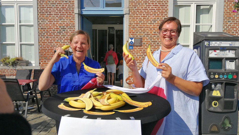 Schepen van Mobiliteit Eva Brandwijk (N-VA) en burgemeester Mien Van Olmen (CD&amp;V) spelen even de befaamde banaansketch van Bert &amp; Ernie na. 