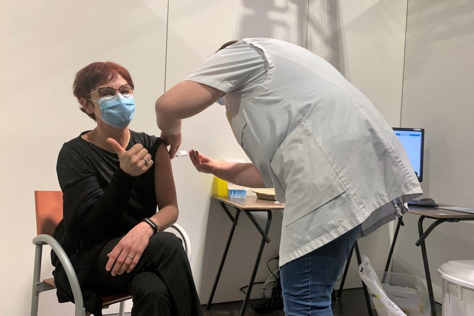 Hilde Steylaerts krijgt het eerst coronavaccin in Vaccinatiecentrum Pallieterland in Lier.