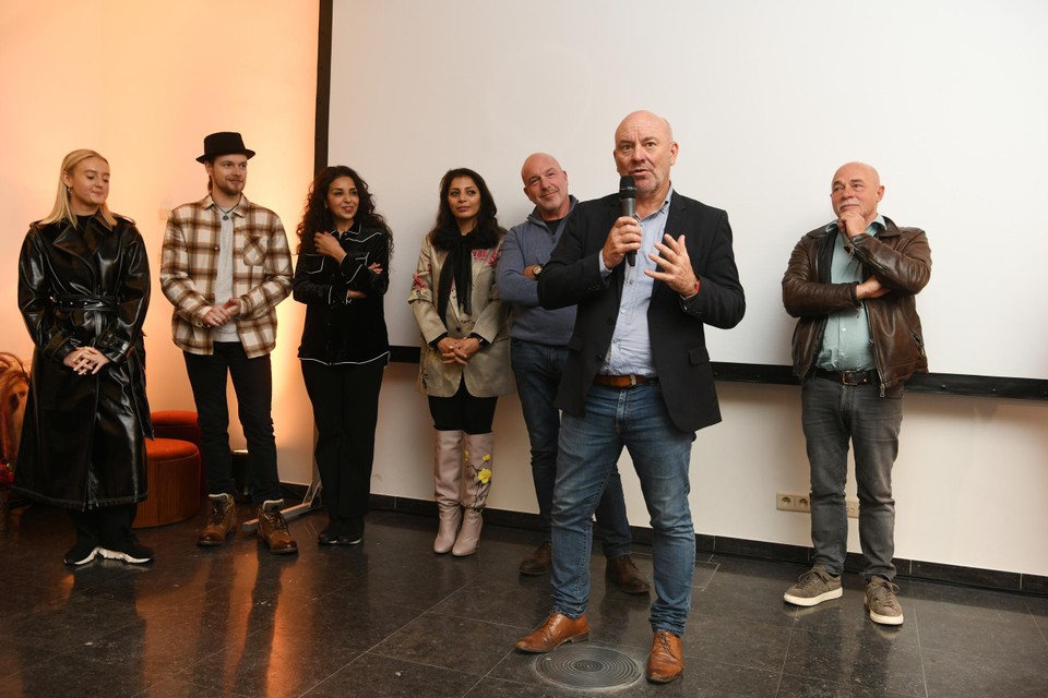 Piet Huysentruyt met op de achtergrond Chloë Lauwers, Oliver Van Nueten, Fatima Marzouki, Sepideh Sedaghatnia, Peter De Clercq en Marco Cellini. 