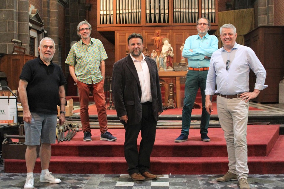 Eric Stroobants (links) van de Kerkfabriek, Marc Van Camp en Henk Van Nieuwenhove (achteraan) van vzw Het Paradijs en schepenen Björn Siffer en Koen Anciaux in de Heilig Hartkerk. 