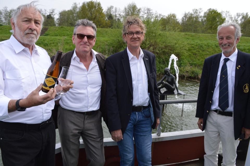 Julien Sels met een blonde Daawer, burgemeester Johan De Rijck, Patrick Smets, Emmelie en Guy Lehaen op het clubschip. 