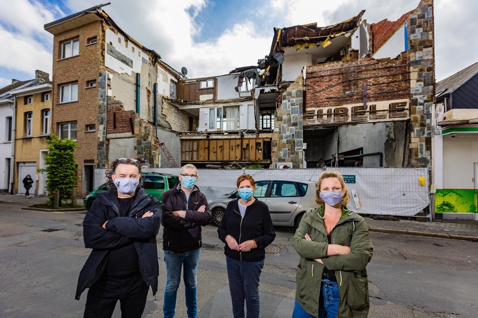 Hartmut De Maertelaere, Jean-Pierre Verstraeten, Lena De Reuse en Anne-Isabelle Cornet klagen de vuilnisbelt aan.