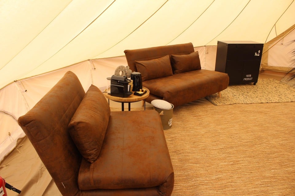 In elke tent is een zithoek voorzien. De zetels kunnen omgetoverd worden tot slaapbanken. 