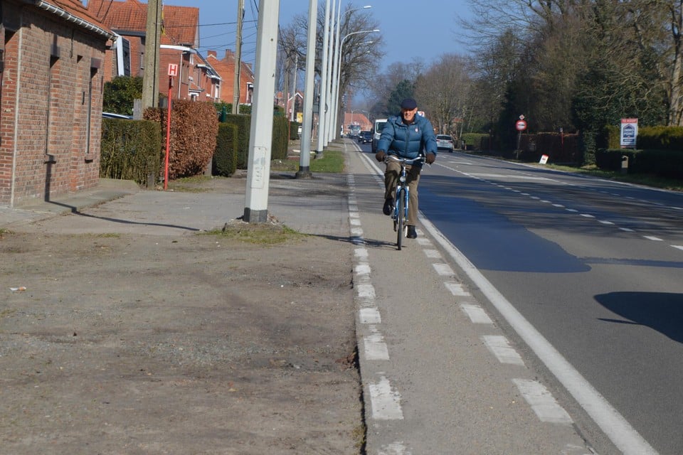 Een fietser op het moordstrookje naast de Antwerpsesteenweg in Westmalle.