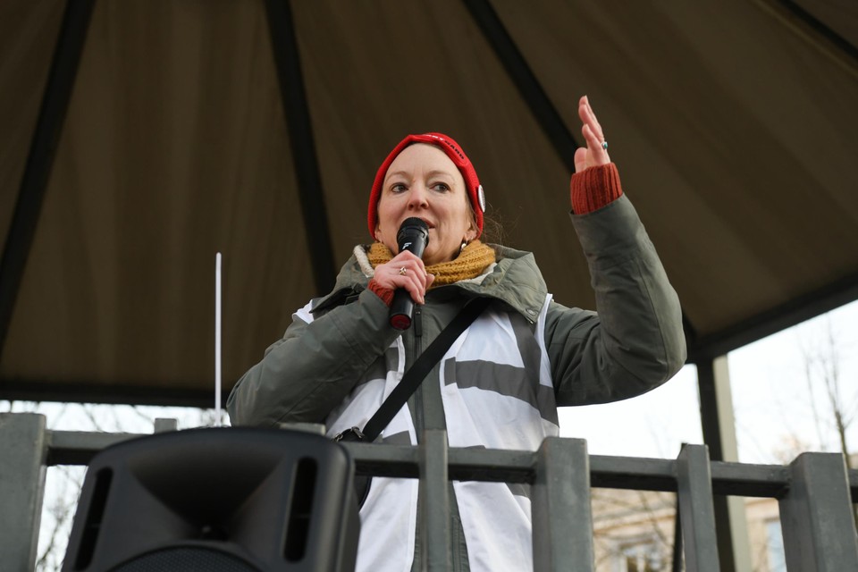 Sarah Scheepens van burgerbeweging Hart Boven Hard gaf een speech.