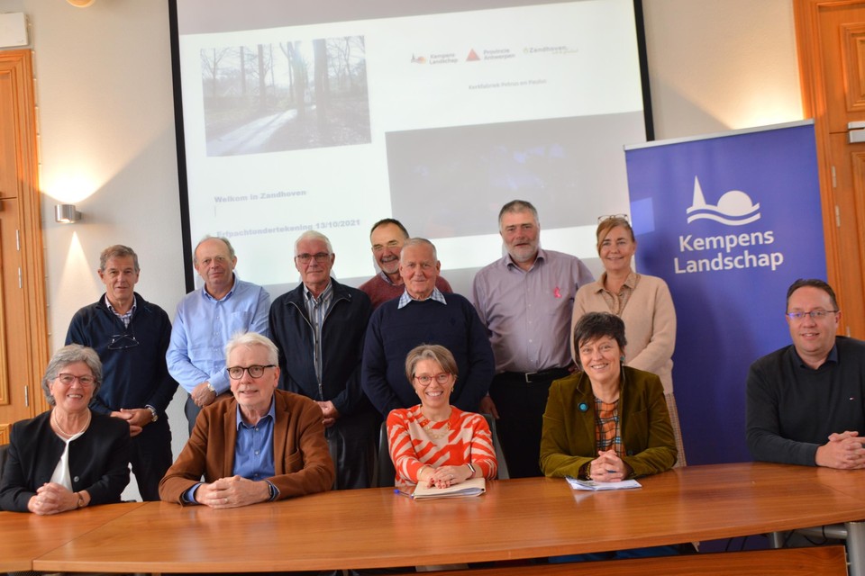 De protagonisten aan de tafel: de bestuurders van Kempens Landschap, de kerkfabriek van Pulle, de gemeente en centraal achter notaris Goossens Julien Cornelis, de tuinman van Moeder Maria.
