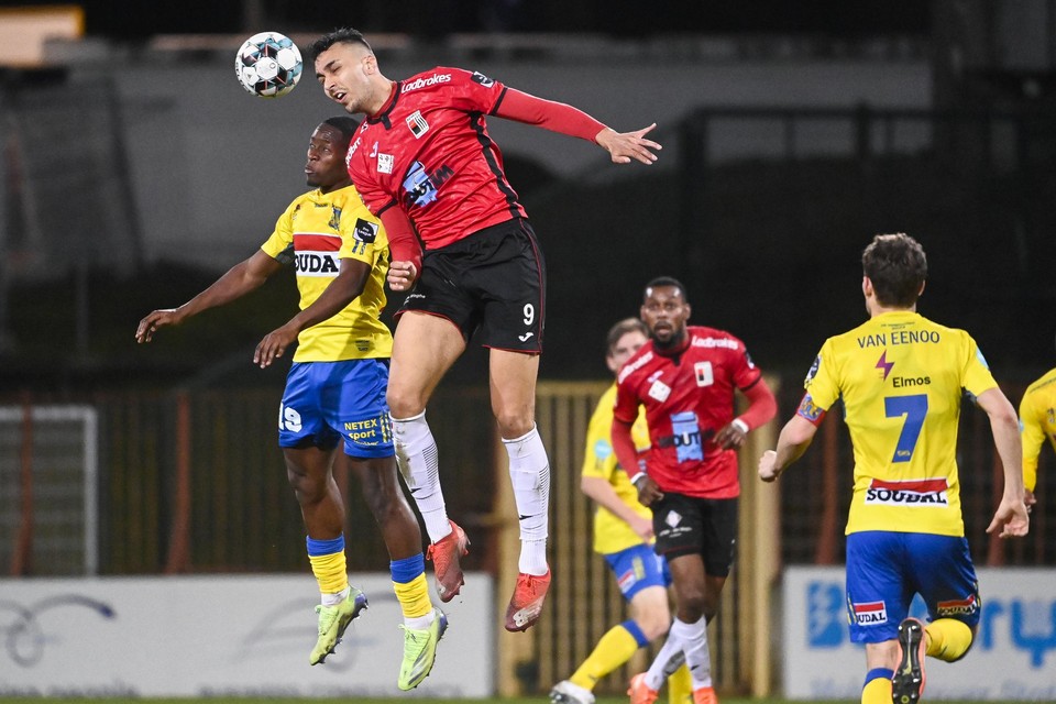 Lukas Van Eenoo ziet Leonardo Miramar Rocha van RWDM het kopduel winnen tegen zijn ploegmaat Abdul Keita.